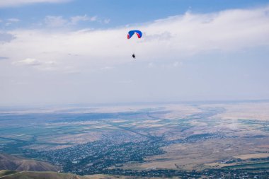 Ushkonir, Tian-Shan, Kazakistan dağlarında yamaç paraşütü yapan insanların manzarası