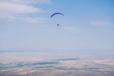 Ushkonir, Tian-Shan, Kazakistan dağlarında yamaç paraşütü yapan insanların manzarası