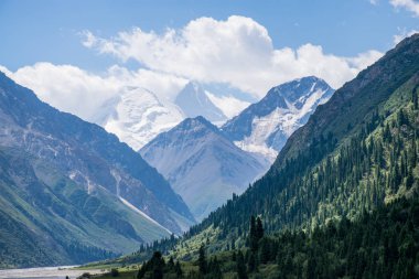 Kazakistan, Kazakistan 'daki Tian-Shan dağındaki mermer duvar zirvesi.