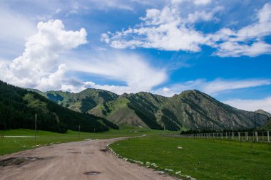 Kazakistan, Kazakistan 'daki Tian-Shan Dağı' ndaki mermer duvar zirvesi.