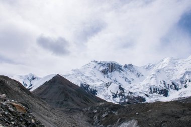 Kaşgar şehri yakınlarındaki Çin Pamir dağı. Orta Asya'da aktif yaşam, tırmanma, yürüyüş ve trekking için en iyi yer.