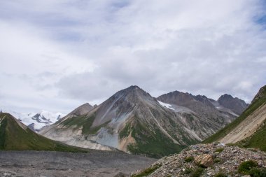 Kaşgar şehri yakınlarındaki Çin Pamir dağı. Orta Asya'da aktif yaşam, tırmanma, yürüyüş ve trekking için en iyi yer.