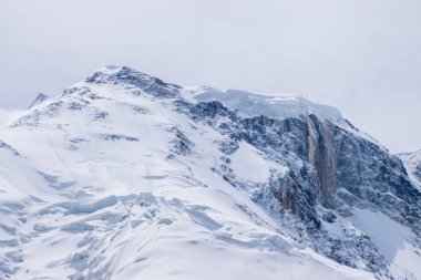 Kaşgar şehri yakınlarındaki Çin Pamir dağı. Orta Asya'da aktif yaşam, tırmanma, yürüyüş ve trekking için en iyi yer.