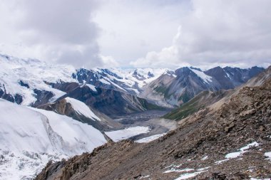 Kaşgar şehri yakınlarındaki Çin Pamir dağı. Orta Asya'da aktif yaşam, tırmanma, yürüyüş ve trekking için en iyi yer.