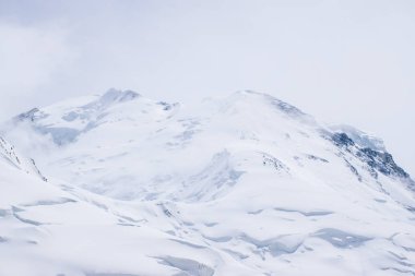 Kazakistan'da Güzel Karlı Dağlar