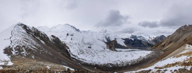 Kaşgar şehri yakınlarındaki Çin Pamir dağı. Orta Asya'da aktif yaşam, tırmanma, yürüyüş ve trekking için en iyi yer.