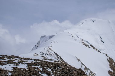 Kazakistan'da Güzel Karlı Dağlar