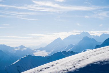 Kazakistan'da Güzel Karlı Dağlar