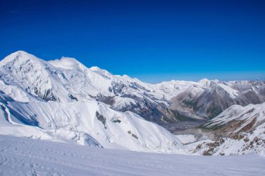 Kazakistan'da Güzel Karlı Dağlar