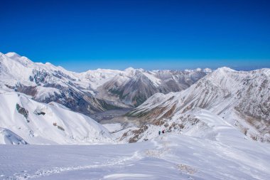 Kazakistan'da Güzel Karlı Dağlar