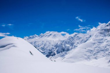 Kazakistan'da Güzel Karlı Dağlar