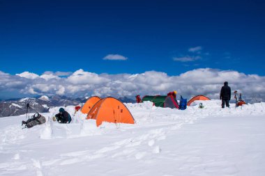 Merkezi Tian-Shan - Kazakistan -Ağu 2018: Almatı kenti yakınlarındaki Mermer Duvar dağının yamacından geçen dağcılar. Orta Asya'da aktif yaşam, tırmanma, yürüyüş ve trekking için en iyi yer