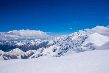 Kazakistan'da Güzel Karlı Dağlar