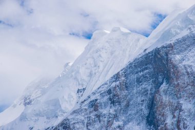 Kazakistan'da Güzel Karlı Dağlar