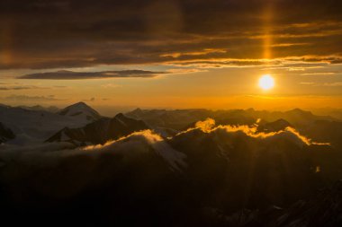 Kazakistan, Kazakistan 'daki Tian-Shan dağındaki mermer duvar zirvesi.