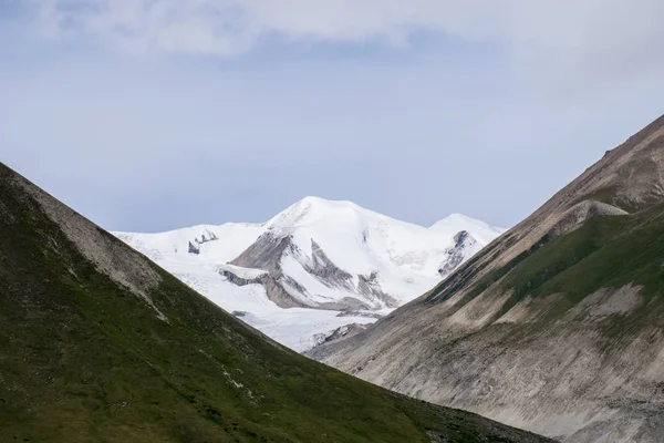 カザフスタンの天山山脈の大理石の壁のピーク カザフスタン — ストック写真