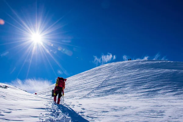 Merkezi Tian-Shan - Kazakistan -Ağu 2018: Almatı kenti yakınlarındaki Mermer Duvar dağının yamacından geçen dağcılar. Orta Asya'da aktif yaşam, tırmanma, yürüyüş ve trekking için en iyi yer