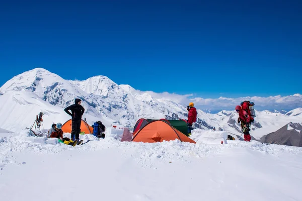 Merkezi Tian-Shan - Kazakistan -Ağu 2018: Almatı kenti yakınlarındaki Mermer Duvar dağının yamacından geçen dağcılar. Orta Asya'da aktif yaşam, tırmanma, yürüyüş ve trekking için en iyi yer