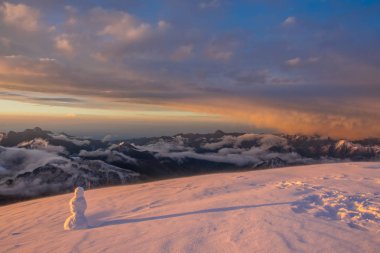 Kazakistan, Kazakistan 'daki Tian-Shan dağındaki mermer duvar zirvesi.