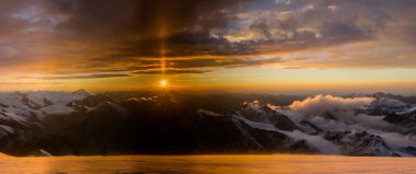 Kazakistan, Kazakistan 'daki Tian-Shan dağındaki mermer duvar zirvesi.