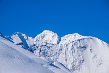 Kaşgar şehri yakınlarındaki Çin Pamir dağı. Orta Asya'da aktif yaşam, tırmanma, yürüyüş ve trekking için en iyi yer.