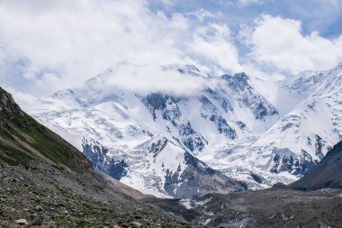 Kaşgar şehri yakınlarındaki Çin Pamir dağı. Orta Asya'da aktif yaşam, tırmanma, yürüyüş ve trekking için en iyi yer.