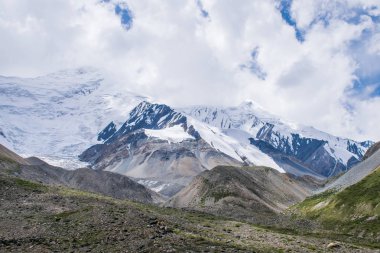 Kaşgar şehri yakınlarındaki Çin Pamir dağı. Orta Asya'da aktif yaşam, tırmanma, yürüyüş ve trekking için en iyi yer.