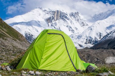 Kazakistan, Kazakistan 'daki Tian-Shan dağındaki mermer duvar zirvesi.