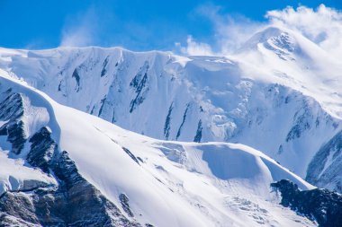 Kaşgar şehri yakınlarındaki Çin Pamir dağı. Orta Asya'da aktif yaşam, tırmanma, yürüyüş ve trekking için en iyi yer.