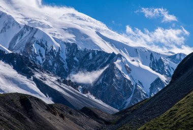 Kaşgar şehri yakınlarındaki Çin Pamir dağı. Orta Asya'da aktif yaşam, tırmanma, yürüyüş ve trekking için en iyi yer.