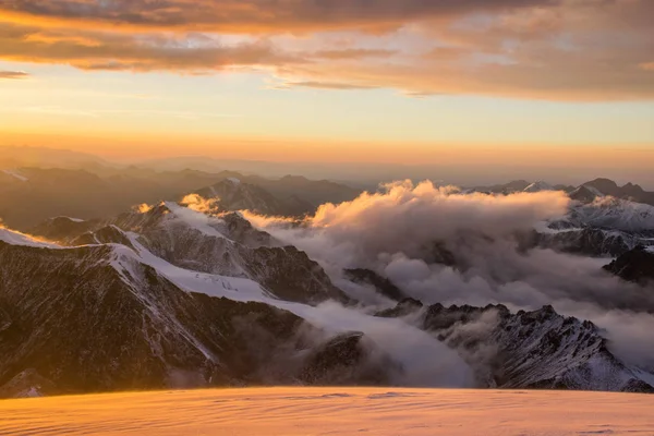 Kazakistan, Kazakistan 'daki Tian-Shan dağındaki mermer duvar zirvesi.
