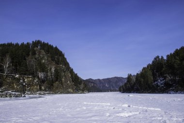 Oroktoy köyü yakınlarındaki Altay Dağları. Sibirya'da Rus kışı.