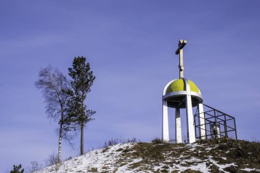 Oroktoy köyü yakınlarındaki Altay Dağları. Sibirya'da Rus kışı.