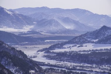 Oroktoy köyü yakınlarındaki Altay Dağları. Sibirya'da Rus kışı.