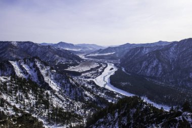 Oroktoy köyü yakınlarındaki Altay Dağları. Sibirya'da Rus kışı.