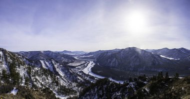 Oroktoy köyü yakınlarındaki Altay Dağları. Sibirya'da Rus kışı.