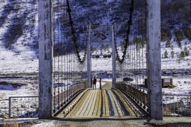 Oroktoy köyü yakınlarındaki Altay Dağları. Sibirya'da Rus kışı.