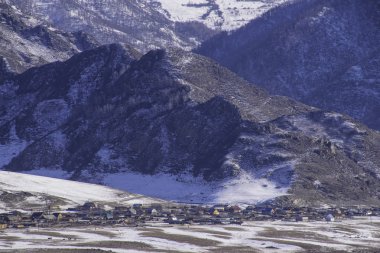Oroktoy köyü yakınlarındaki Altay Dağları. Sibirya'da Rus kışı.