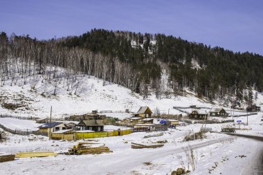 Oroktoy köyü yakınlarındaki Altay Dağları. Sibirya'da Rus kışı.