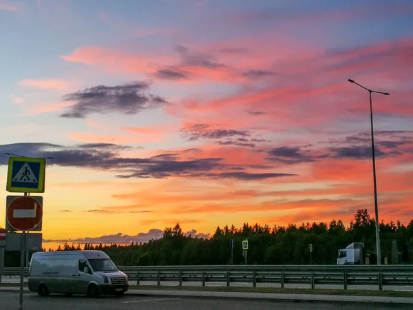 俄罗斯落日背景下卡卢加市附近的公路 — 图库照片