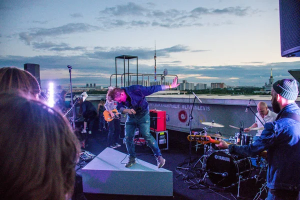 Ρωσία Μόσχα Ιουλίου 2018 Συναυλία Τοπικής Μπάντας Στην Οροφή Του — Φωτογραφία Αρχείου