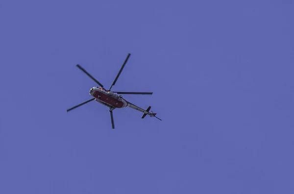 Вертолет Пролетает Над Алтайскими Горами Вблизи Российского Национального Курорта Белокуриха — стоковое фото