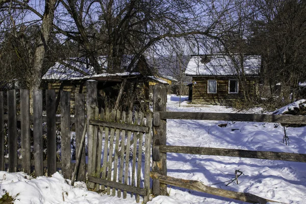 アルタイ山脈のクウム村の凍った森の木造住宅 シベリアのロシアの冬 — ストック写真