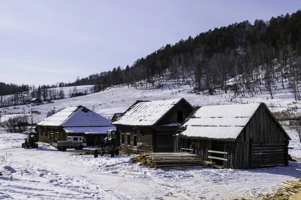 Ξύλινα Σπίτια Στο Παγωμένο Δάσος Στο Χωριό Κούουμ Στα Όρη — Φωτογραφία Αρχείου