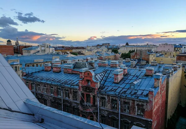 日落时分在圣彼得堡的屋顶散步 俄罗斯文化之都最著名的另类旅游活动 建筑立面上的旧雕塑 — 图库照片