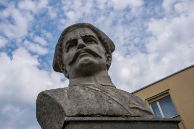 Grodno, Beyaz Rusya - Haziran 2018: Kızıl Ordu'nun tümen başkanı Vasily Ivanovich Chapaev onuruna anıt. Bilinmeyen yazarın taş büstü.