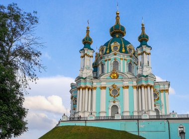 Ukrayna 'nın Kiev şehrinden gündüz geçiyor. 