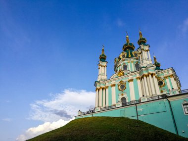 Ukrayna 'nın Kiev şehrinden gündüz geçiyor. 