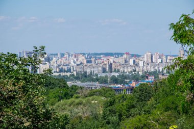 Ukrayna 'nın Kiev şehrinden gündüz geçiyor. 