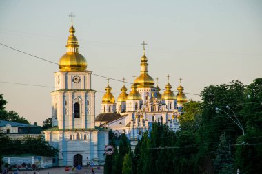 Ukrayna 'nın Kiev şehrinden gündüz geçiyor. 